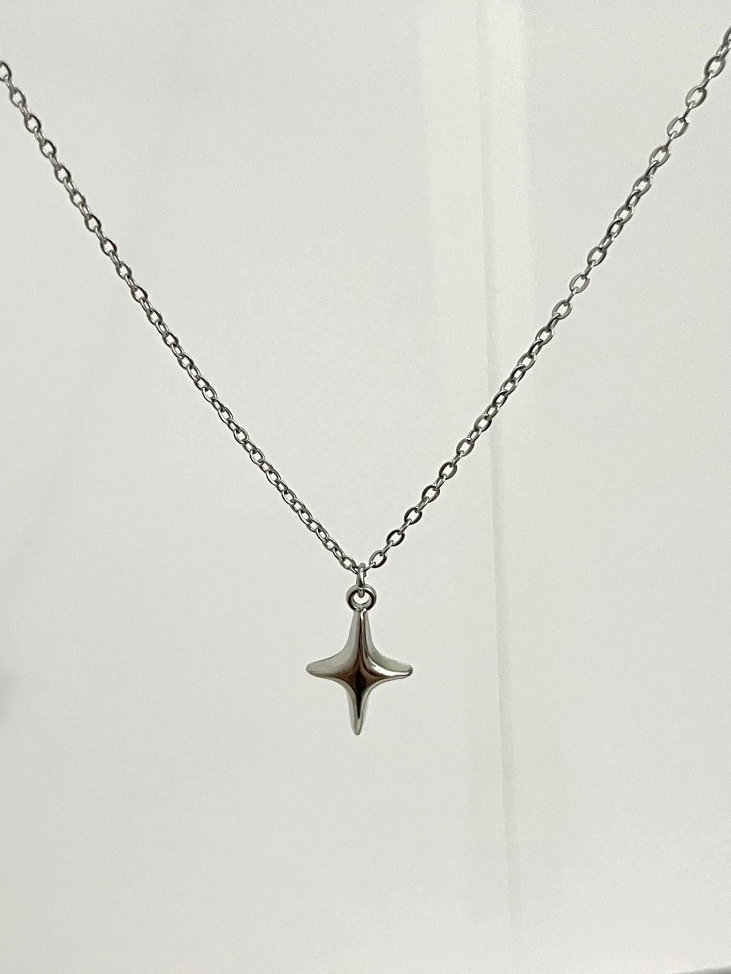SIMPLE STAR NECKLACE