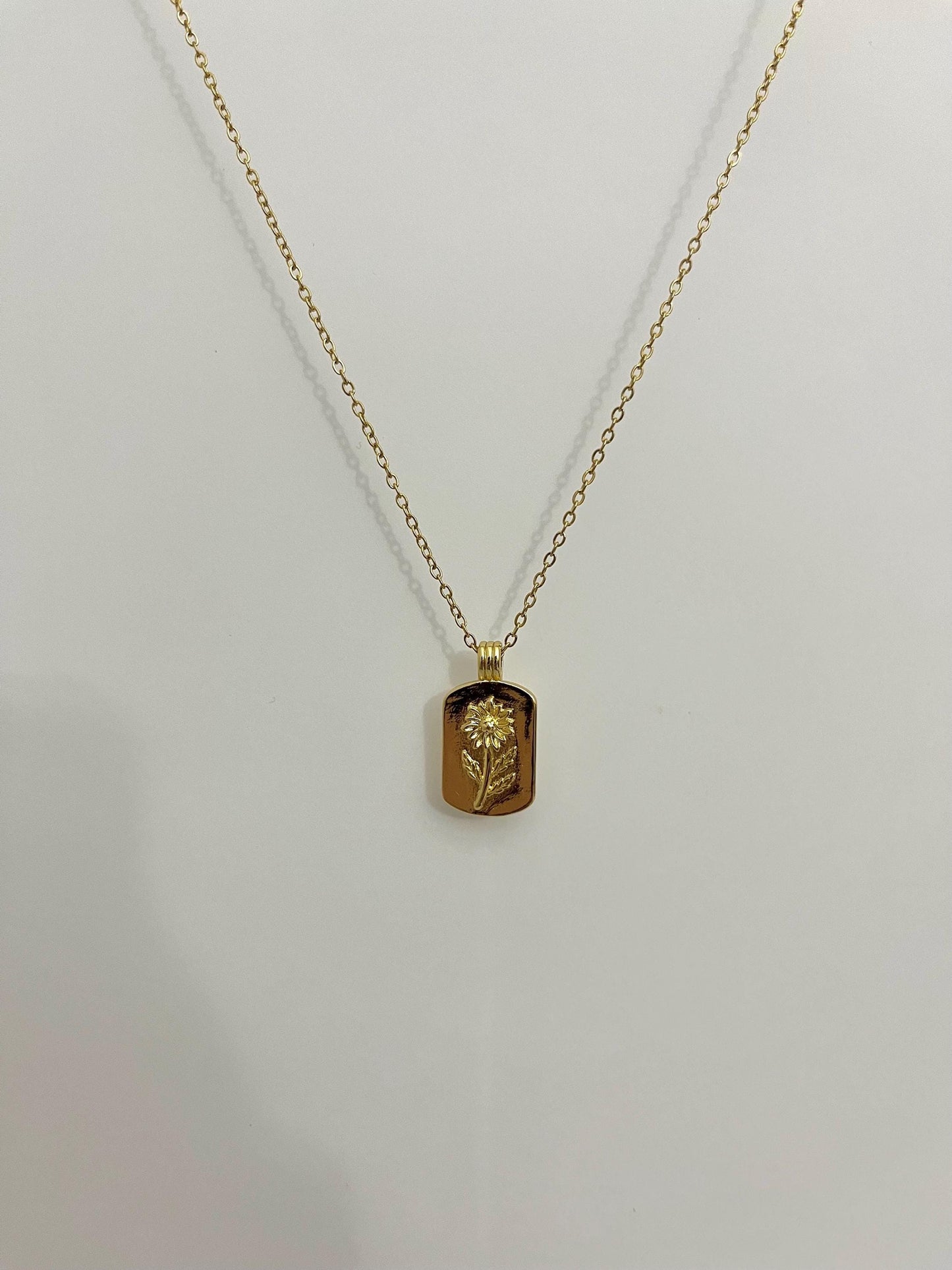 Gold Daisy Pendant Necklace