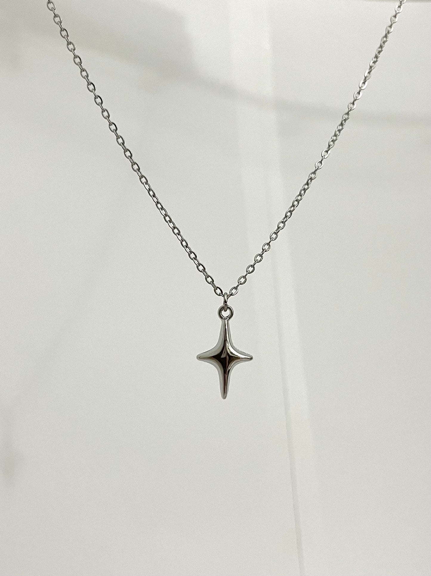 SIMPLE STAR NECKLACE