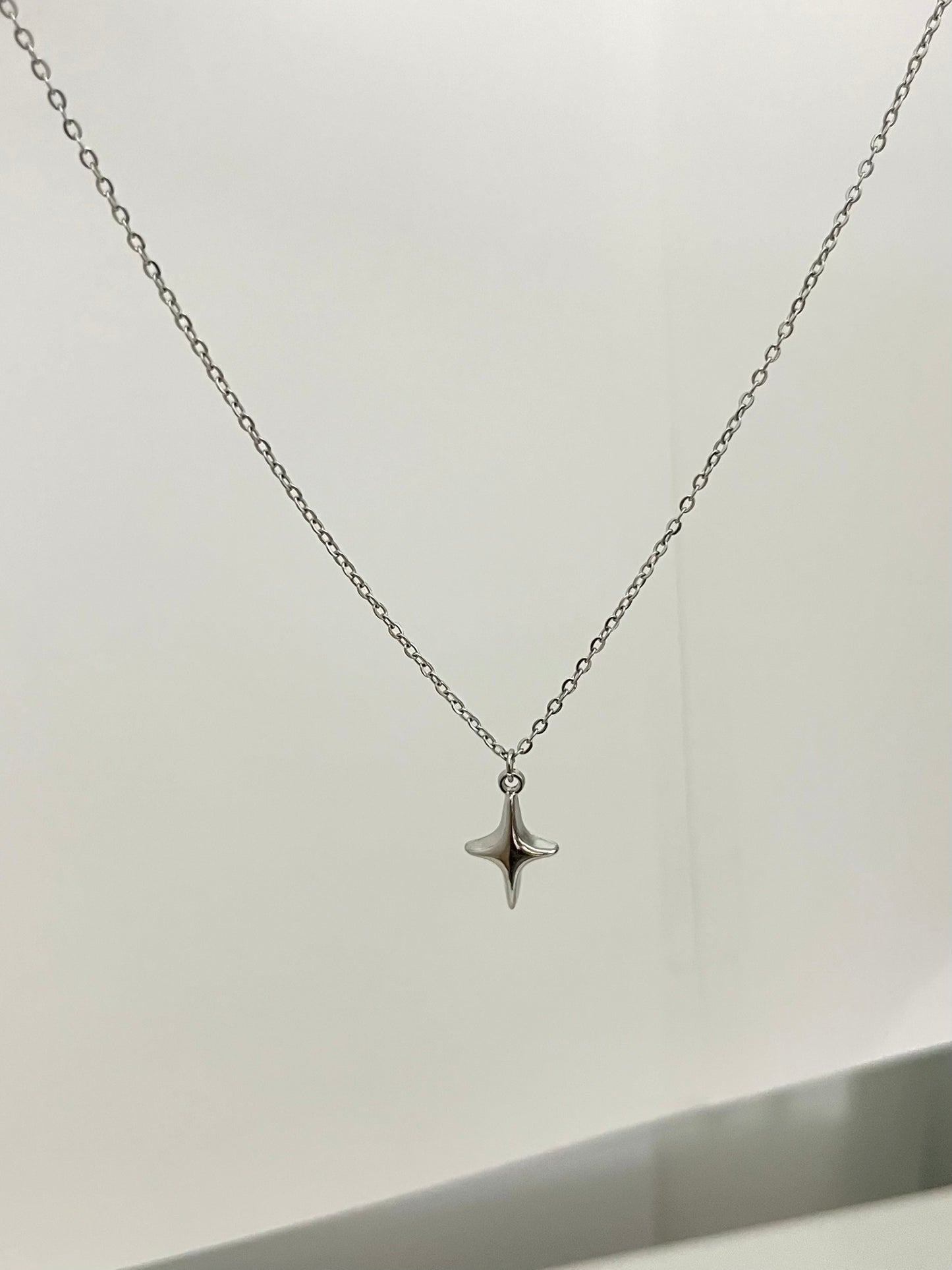 SIMPLE STAR NECKLACE