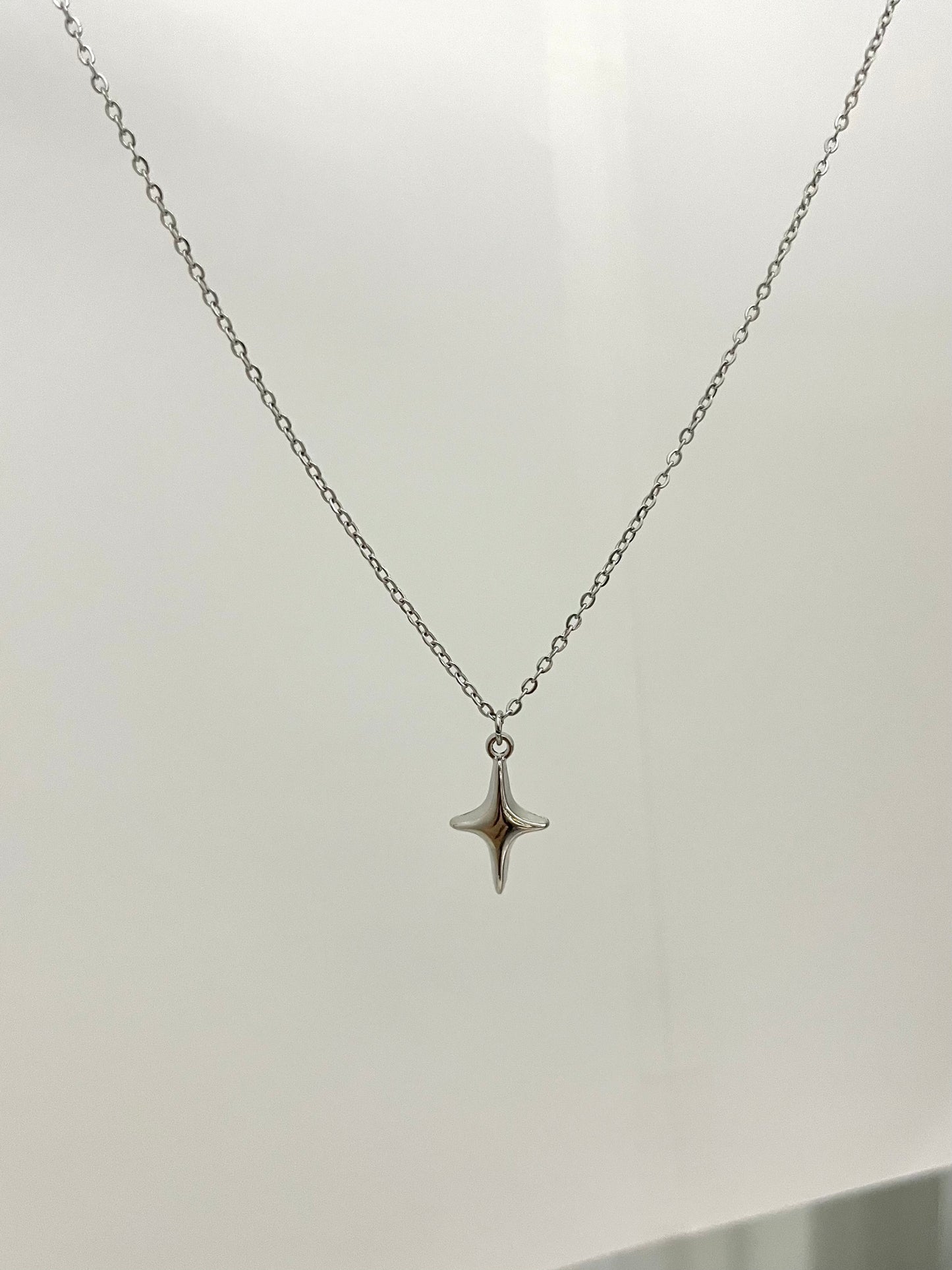 SIMPLE STAR NECKLACE