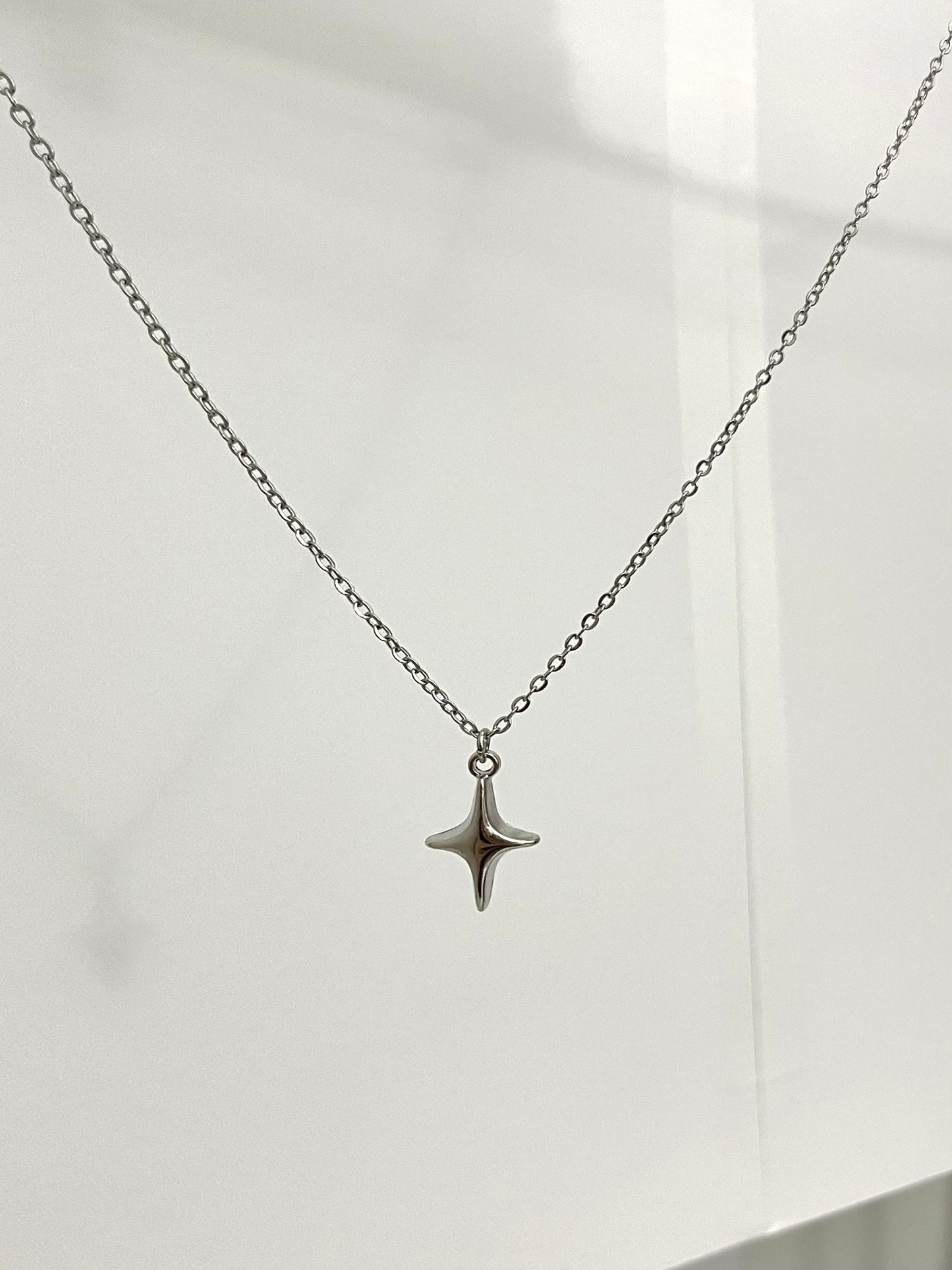 SIMPLE STAR NECKLACE